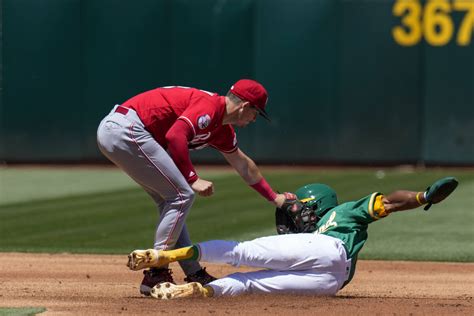 A’s score in 9th, beat Reds 5-4 to stop 9-game home skid